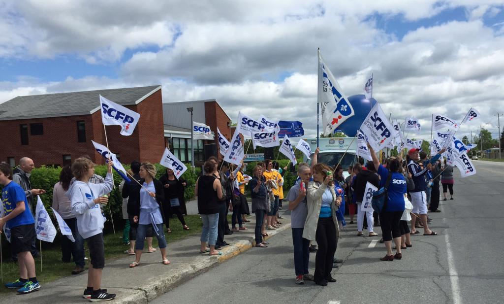 Manifestation du SCFP devant le centre jeunesse à Val-d'Or le 16 juin 2015.