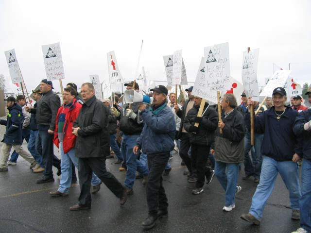 Près de 200 travailleurs ont manifesté à Val-d'Or
